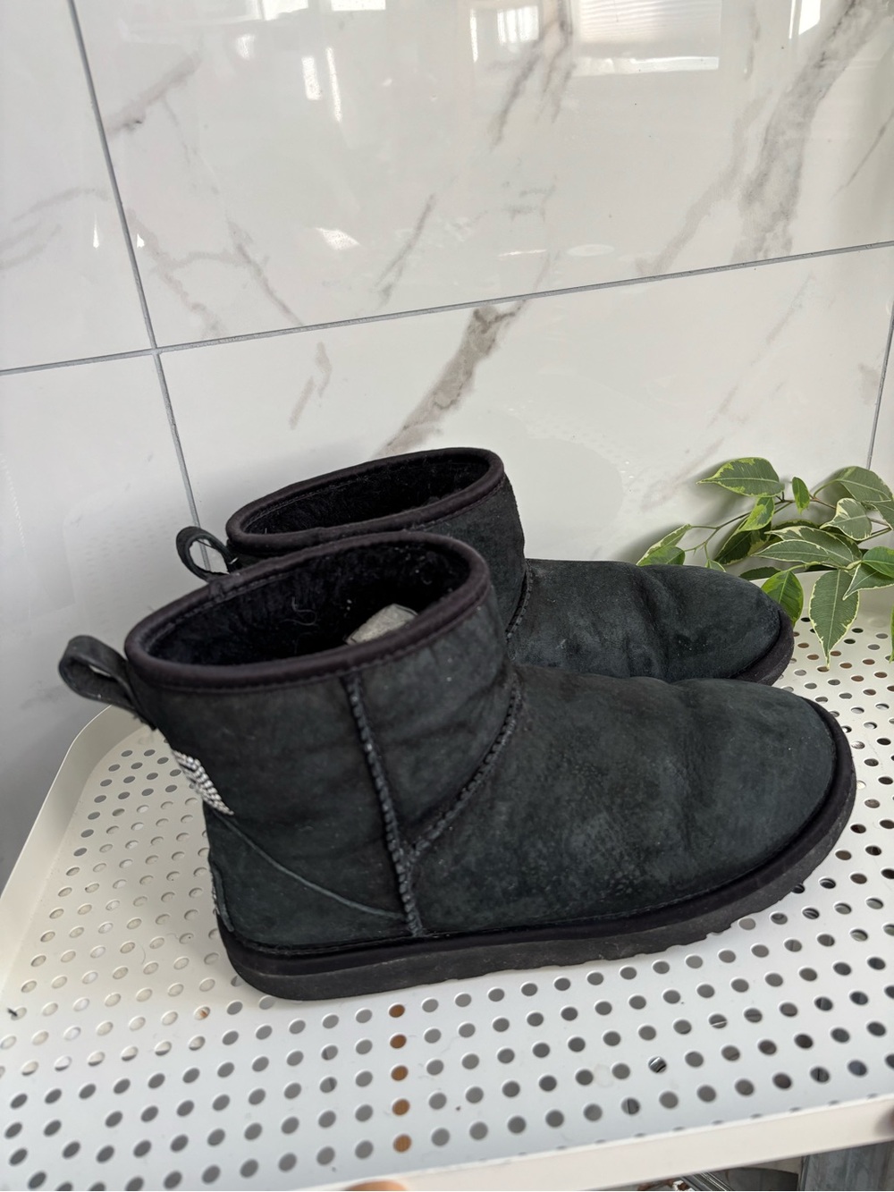 UGG Australia Black Suede Rhinestone Bow Mini Winter Boots Sz 7 (Style 1006749)